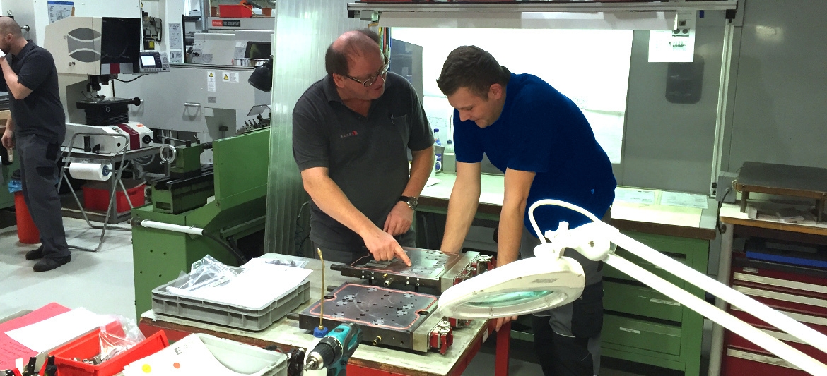 Elmet Elastomer - Ihr Partner für weltweites Kundentraining unserer LSR Spritzgusswerkzeuge - Training am Werkzeug