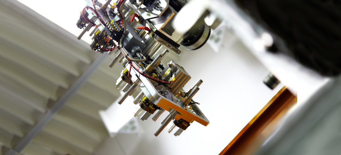 Elmet Elastomer - Ihr Spezialist aus Österreich für LSR Flüssigsilikon Entformung- Roboterbasierter Greifkopf